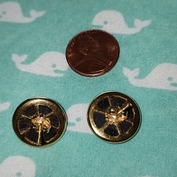 Large Dome cut Onyx and 14 karat gold stud earrings. - Picture 3 of 6